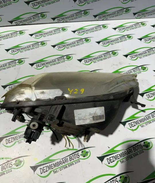 Far stanga Dacia Logan 2004 1.4 MT (75 hp)