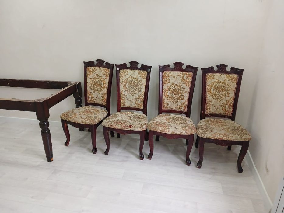 Столы и стулья 12 штук