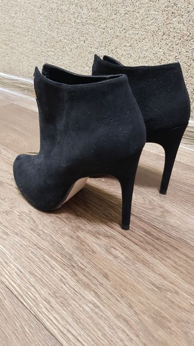 Замшевые ботильоны Zara