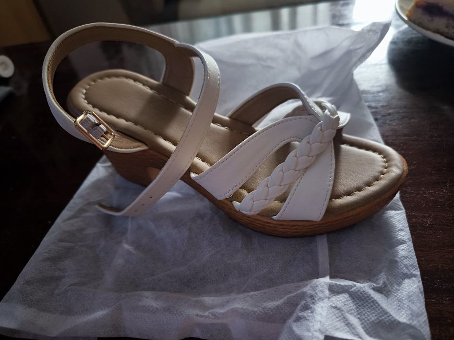 Vând sandale noi temo