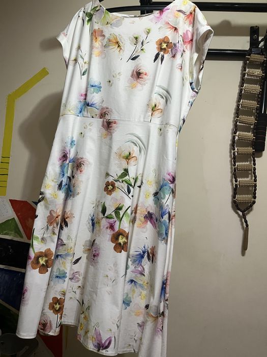 Платья нарядные.