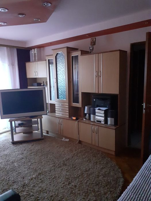 Închiriez apartament .