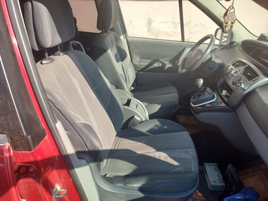 Dezmembrez Renault Scenic 1.9 dci
