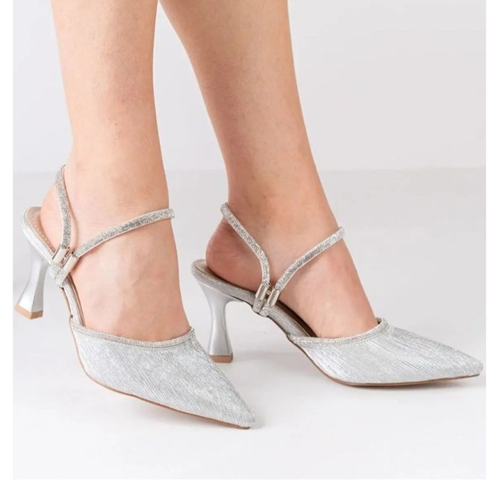 Шикарные босоножки в серебре