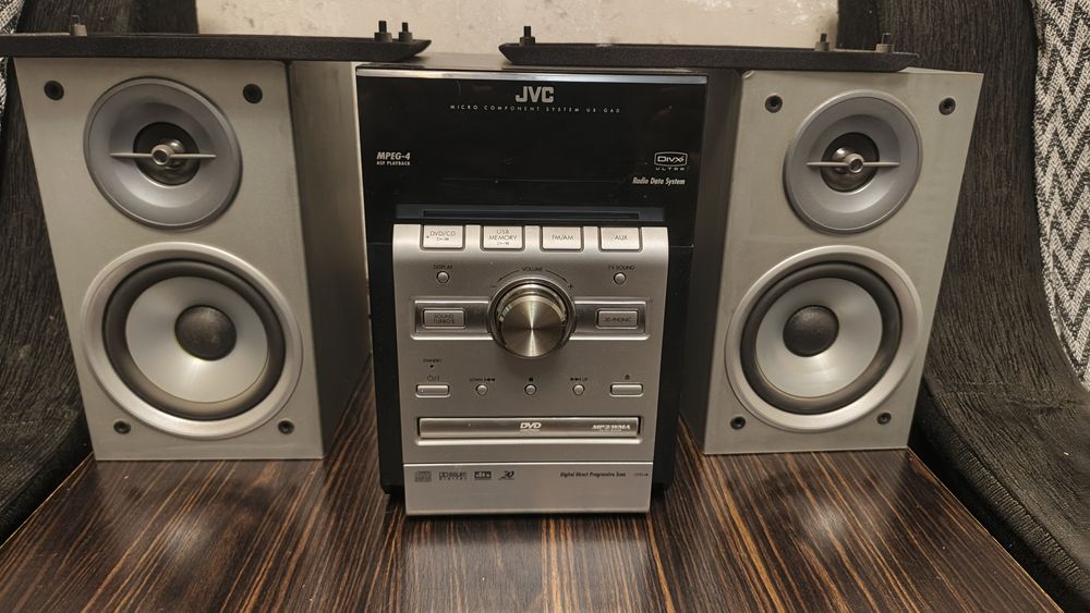 Музыкальный центр JVC.