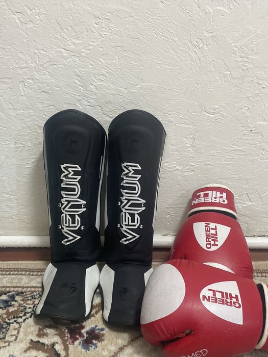 Боксерские перчатки и футы