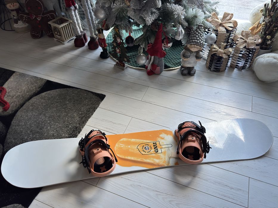 Сноуборд с автомати и каска