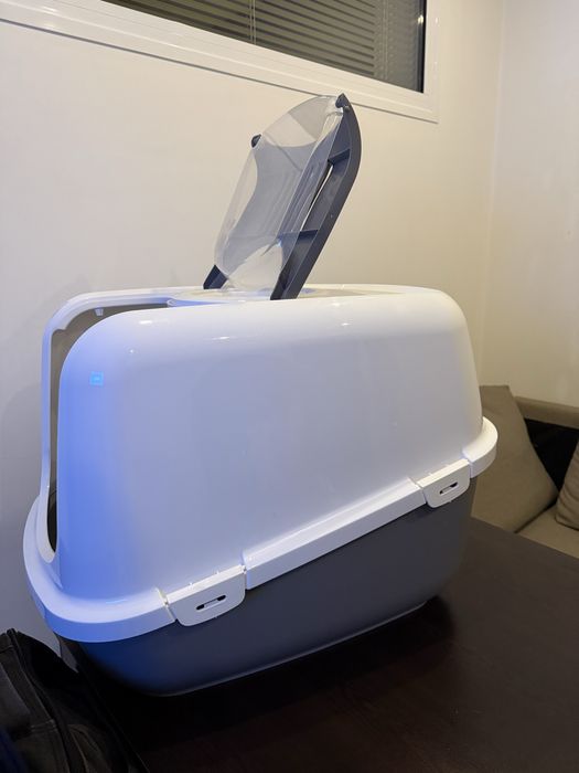 Затворена котешка тоалетна