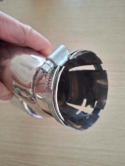 Чифт двойно хромирани накрайници за изход.