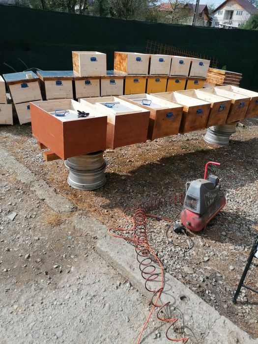 Vând cutii de stupi orizontali pe 18 rame