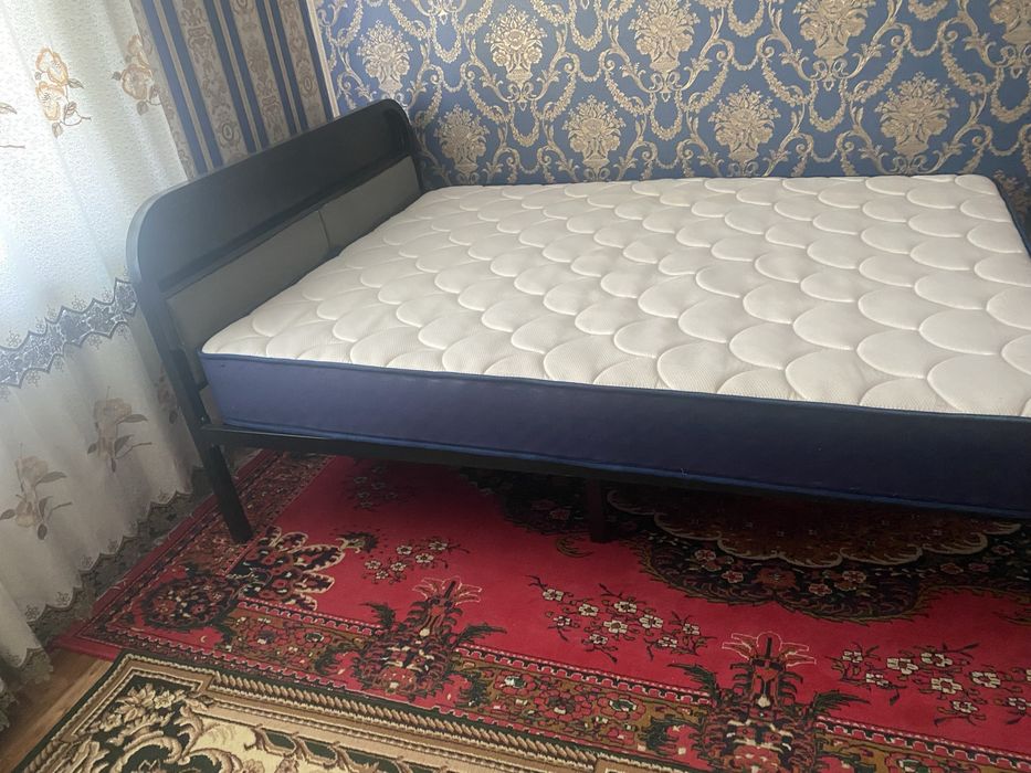 кровать с матрасом