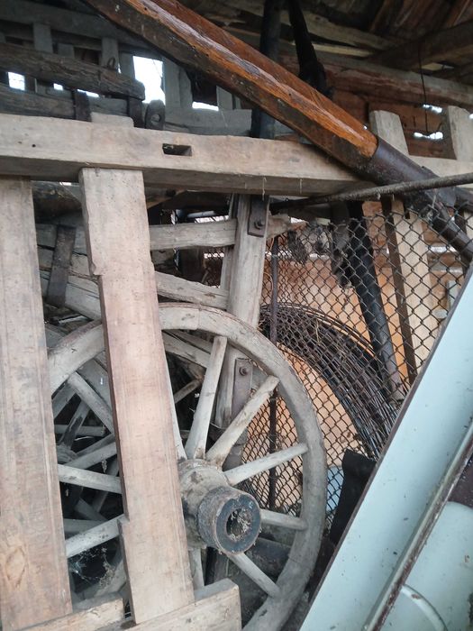 Obiecte traditionale: Car razboi, sanie si plug