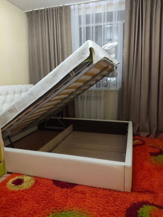 Двуспальняя кровать