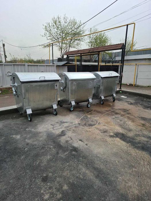 Чиқинди учун баклар темирли.