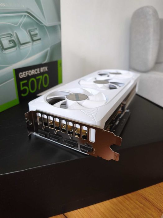 Vand GIGABYTE GeForce RTX 5070 EAGLE OC ICE SFF 12GB GDDR7 192-bit DLSS 4.0 (noua, 36 luni garantie)