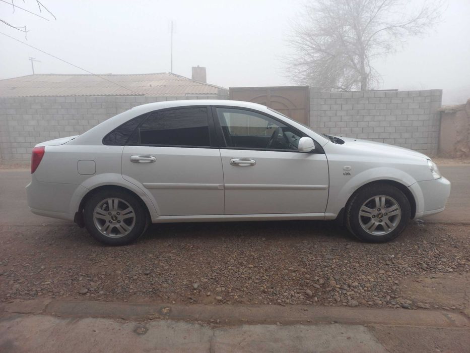 2011 yilda ishlab chiqarilgan lacetti 1.8 matorli avtomashina sotiladi