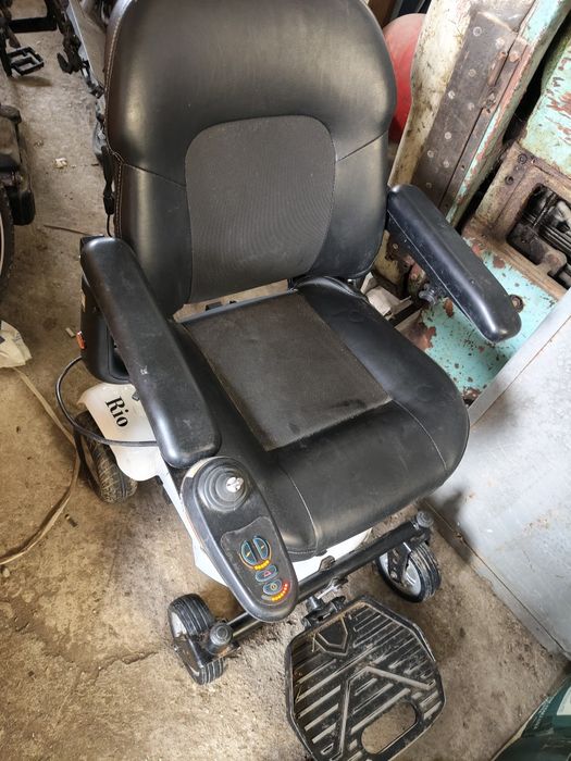 Cărucior electric persoane cu dizabilitati
