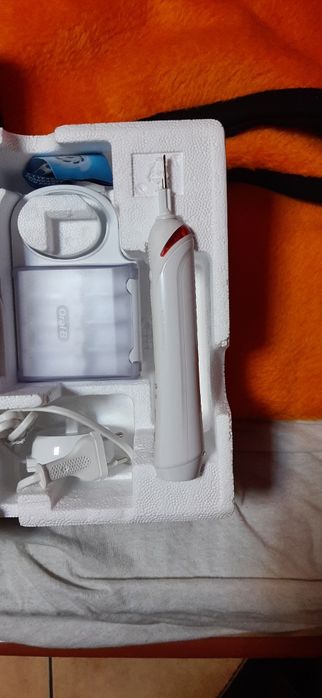 Periuta electrica oral-B smart 4 4000n la cutie cu toate accesoriile