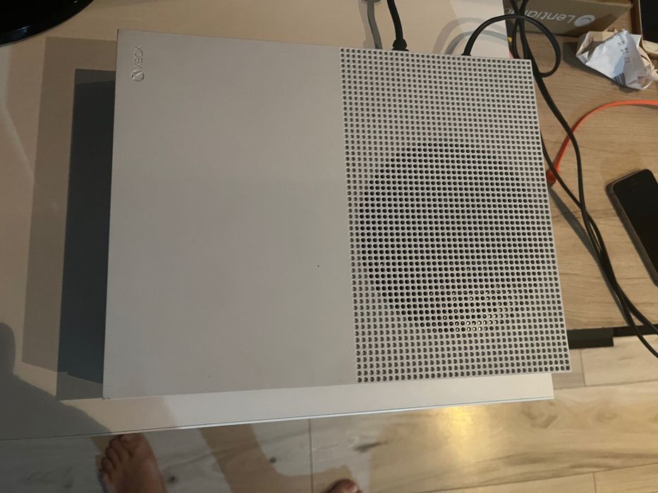 XBOX ONE S stare impecabilă + Forza Horizon 4 joc exclusiv + Monitor Samsung + 2 manete
