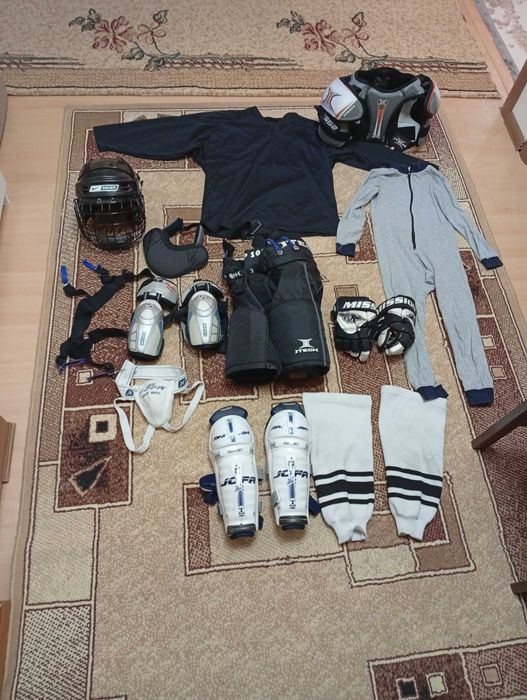 Продам хоккейную форму на ребёнка 8-10 лет