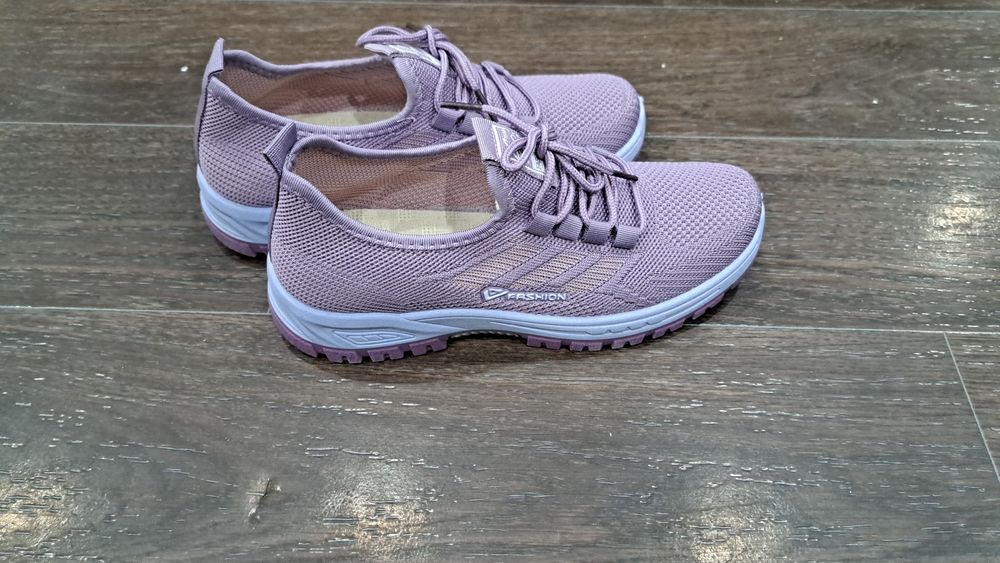 Женские кроссовки