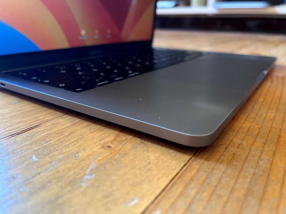 Продавам Macbook Pro a2159 13" с неработещ touch bar