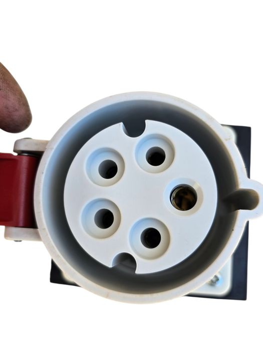 Adaptor trifazic