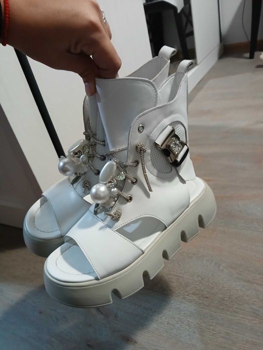 Бели спорно елегантни сандали 39