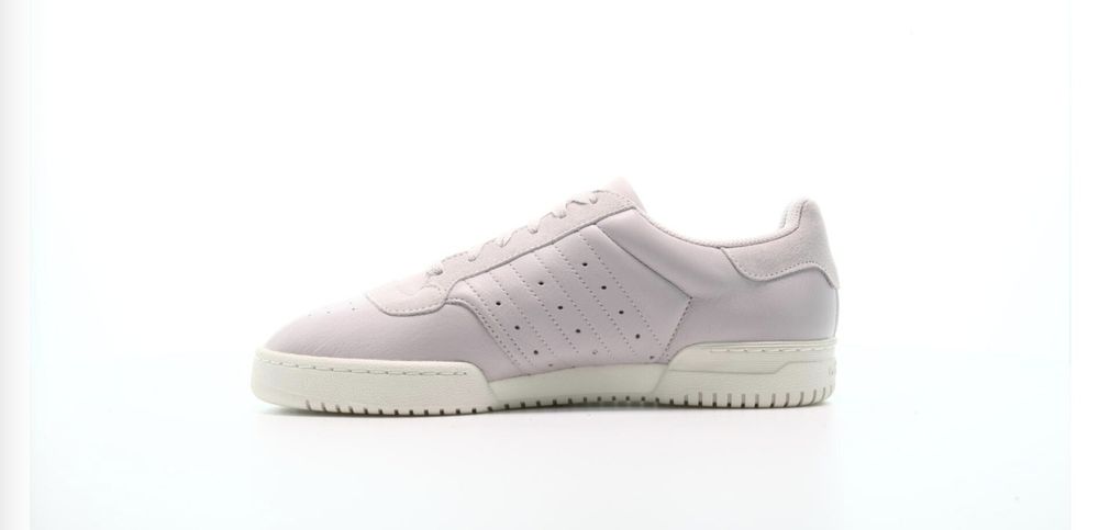 Adidașii noi cu etichetă