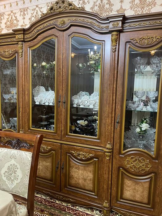 Набор мебельи, стол со стульями, сервант