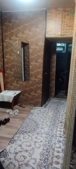 Квартира сентр Кибрая первый этаж с местами 2 машин есть стяжка огород