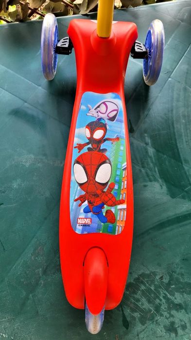 Vând   trotinete cu 3 roti Spidey si prieteni.  100 lei