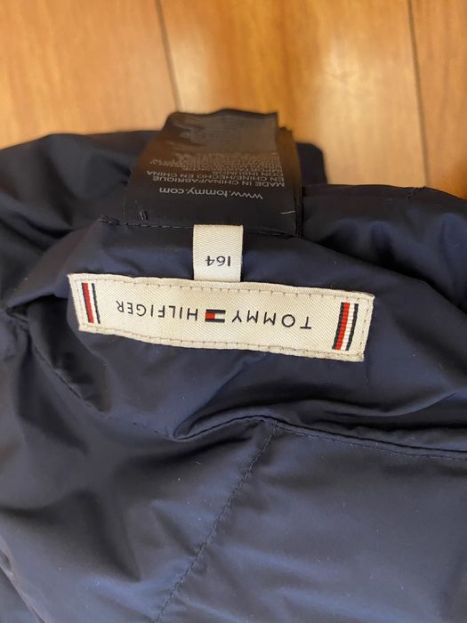 Vand geaca fata Tommy Hilfiger pt varsta 12-14ani cu doua fete.