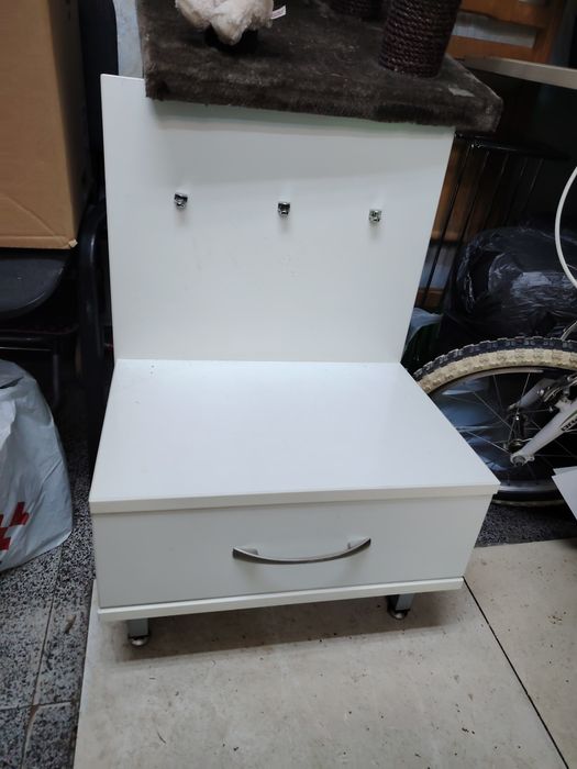 Бели нощни шкафчета
