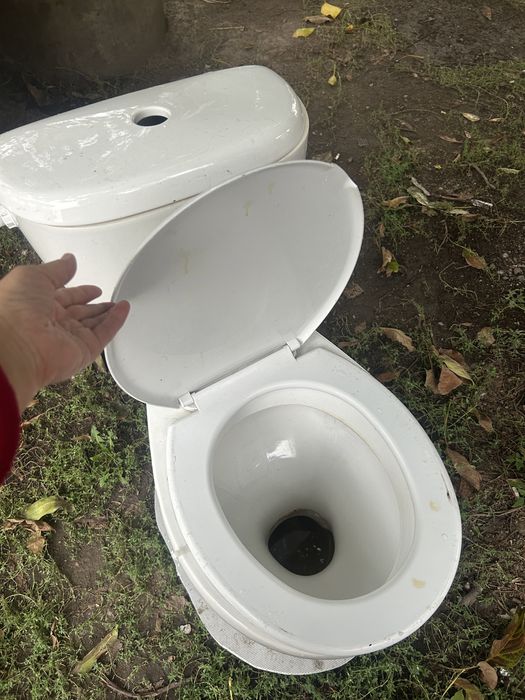 Унитаз в комплекте в хорошем состаянии