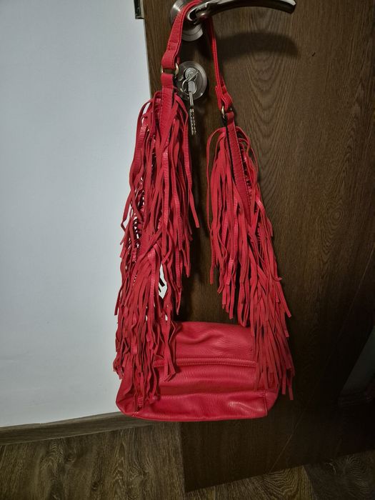Geantă rosie cu franjuri