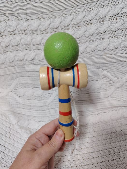 Kendama cu bilă verde