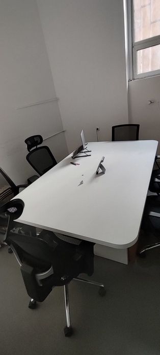 Офис маса за 10 до 12 човека.