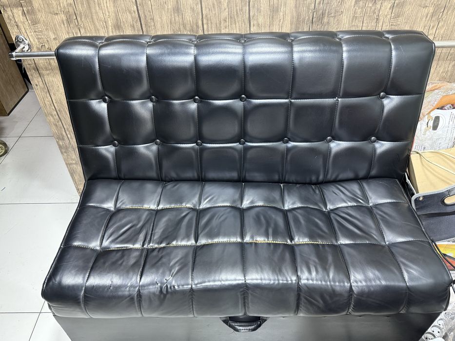 Диван сотилади. Ҳолати б/у. Бемалол ишлатсела бўлади.