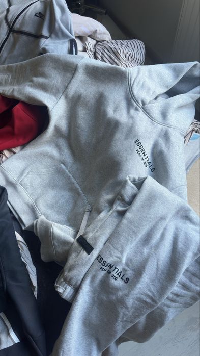Продавам Nike tech и Essentials Екип