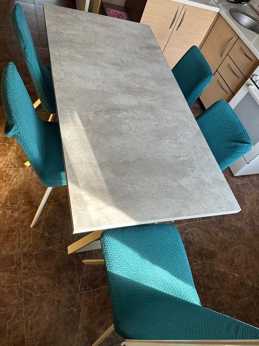 Стол кухонный и стулья