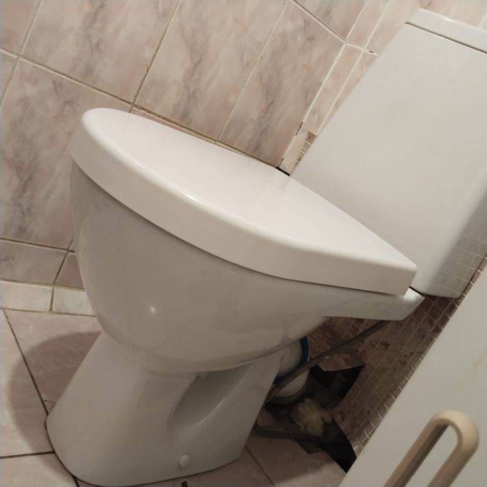 Унитаз обычный  продам с бочком