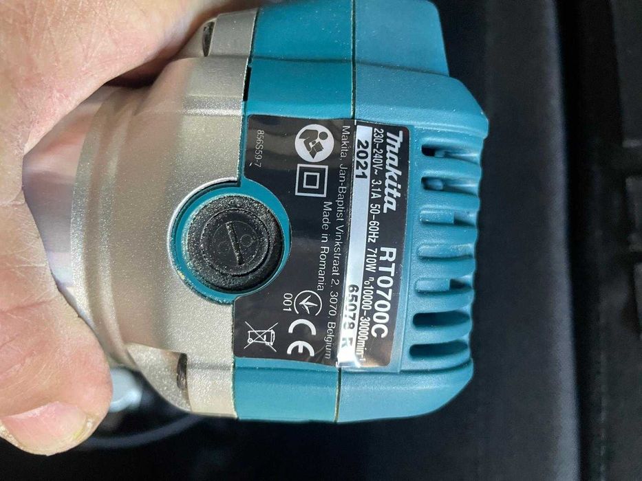 MAKITA, Masina de frezat verticala si unimanuala 6/8 mm 710 W RT0700C, + EXTRA ACCESORII  + GEANTA TRANSPORT + 35 CAPETE DE FREZA