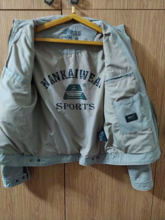 Продаётся куртка ветровка мужская, стильная, модная.