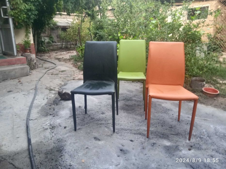 Стулья металлические обиты кож. Заменителем