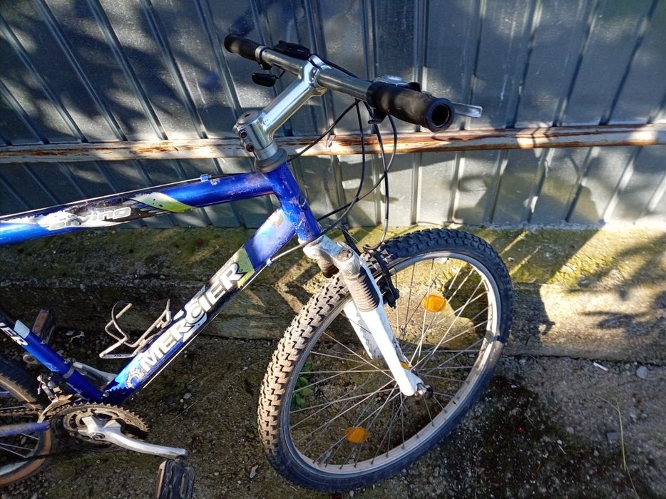 Vand piese de trotinete electrice și biciclete.