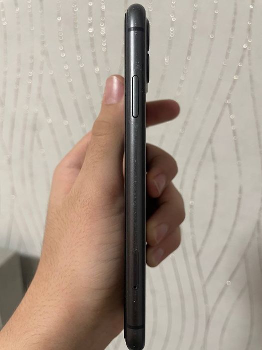 Продаю черный айфон 11