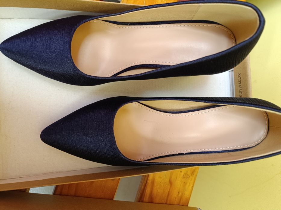 Нови елегантни обувки