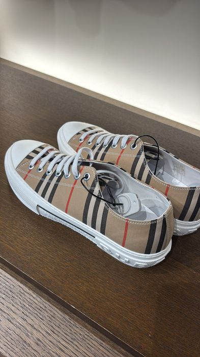 Burberry обувки.