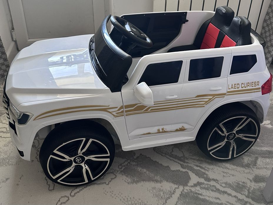 Кровать детская, машина детский.